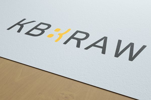 Het logo van KB RAW is ontwikkeld door communicatiebureau Het Ontwerp Departement uit Ermelo voor Kiezebrink International uit Putten